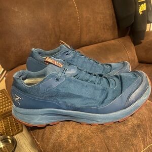 Arc'teryx Men's Deep Blue Athletic Shoes. Very Comfortable and Lightweight